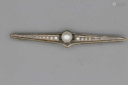 Barrette en or ornée d’une perle épaulée de perles et de dia...