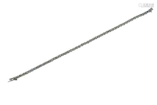 Bracelet ligne en or gris orné de 50 diamants totalisant env...