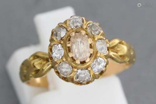 Bague “fleur” en or ornée d'une pierre entourée de diamants....