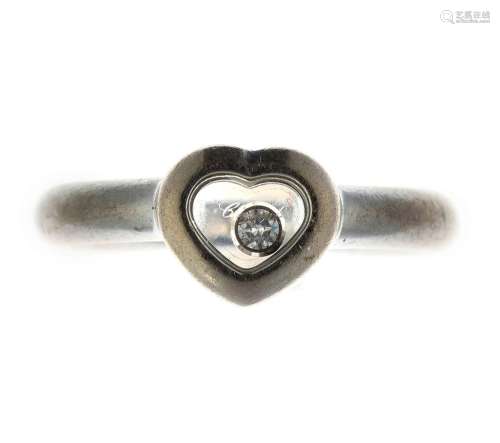 CHOPARD<br />
Bague coeur “Happy diamond” en or gris centrée...