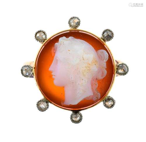 Bague en or ornée d'un camée sur agate dans un entourage de ...