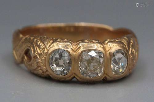 Bague en or ornée de trois diamants<br />
Poids brut :  9,4 ...