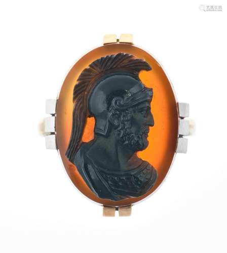 Bague en or ornée d'un camée sur agate à motif de profil à l...