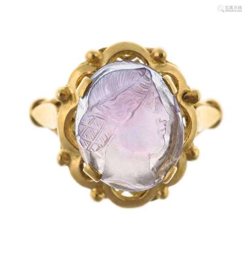 Bague en or ornée d'un camée sur améthyste stylisant <br />
...