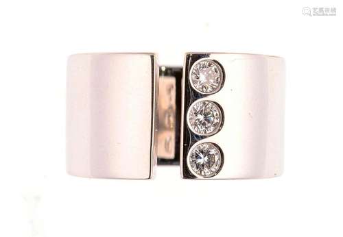 Bague contemporaine en or gris sertie de trois diamants blan...