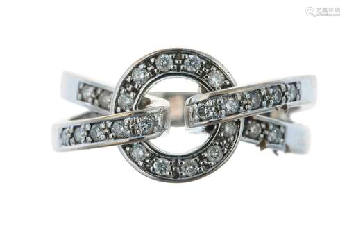 Guy LAROCHE<br />
Bague en or gris figurant un cercle avec r...