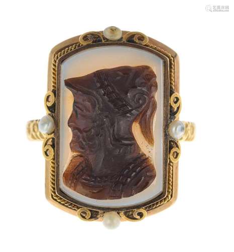 Bague en or ornée d'un camée sur agate à motif de profil. Po...