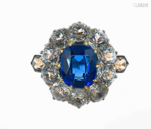 Bague “marguerite” en or ornée d’une pierre bleue dans un en...