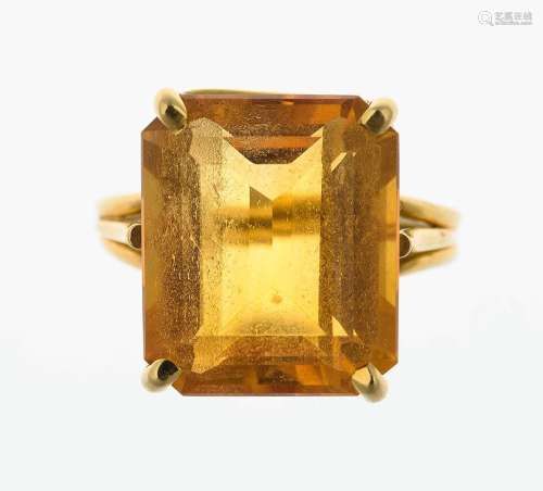 Bague en or centrée d'une citrine de taille émeraude d'envir...