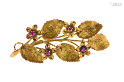 Broche fleurs et feuillage en or ornée de rubis. Poids brut ...