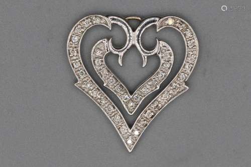 Pendentif “coeur” en or serti de brillants. Poids brut : 3 g