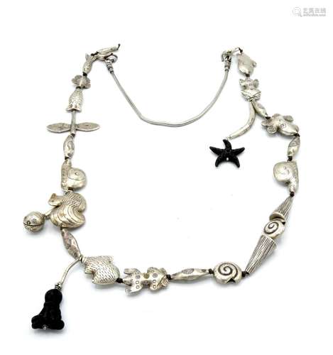 COLLANA CON ELEMENTI IN ARGENTO MODELLATI AD ANIMALI E ANIMA...