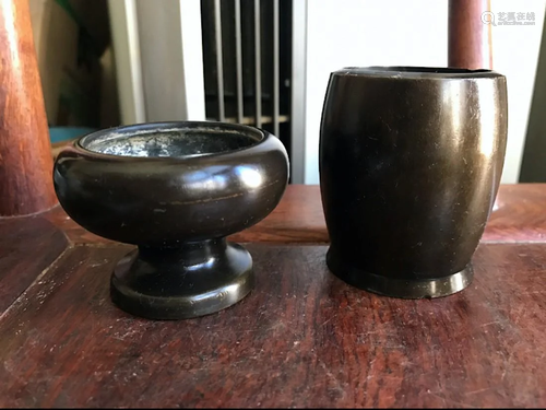 A pair of bronze incense burners from the Meiji period in Ja...