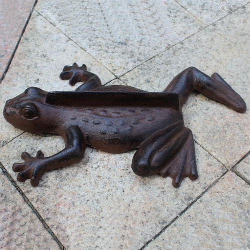 A frog iron sculpture