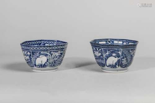 Suite de trois coupes creuses octogonales en porcelaine d...