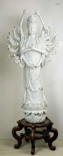 Important Bodhisattva « Kwanyin » debout sur un lotus