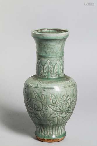 Vase balustre du Longquan en épaisse porcelaine décorée en i...