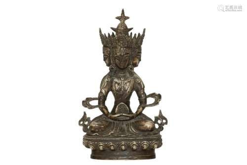 Buddha Amitayus sous une forme à trois têtes assis en médita...