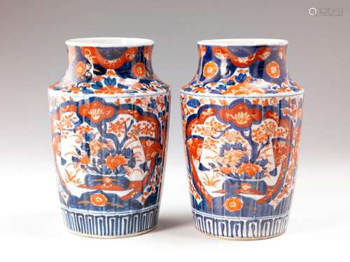 Paire de vases en porcelaine imari