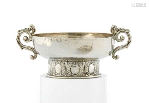 Coupe de mariage en argent. Brest 1758 1760 Maître Orfèvre :...