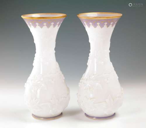 Paire de grands vases balustres en opaline blanche