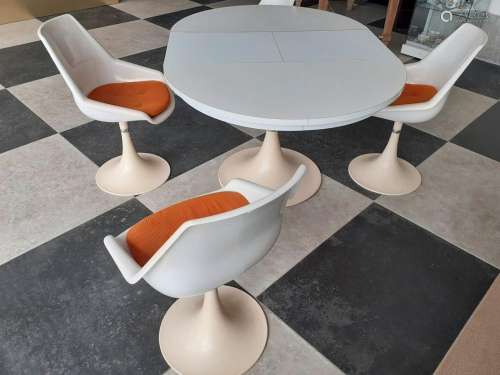 Table ronde et quatre chaises