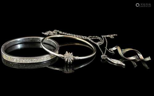 Small Collection of Silver, comprising a silver bangle set w...