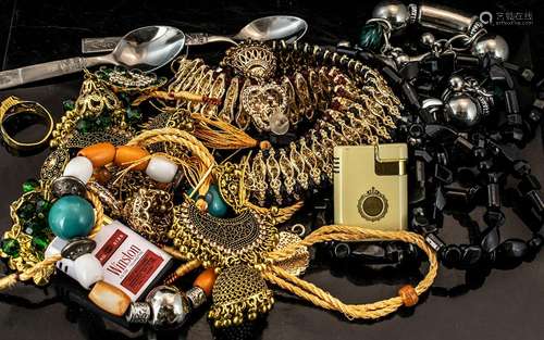 Collection of Costume Jewellery & Collectibles, comprisi...