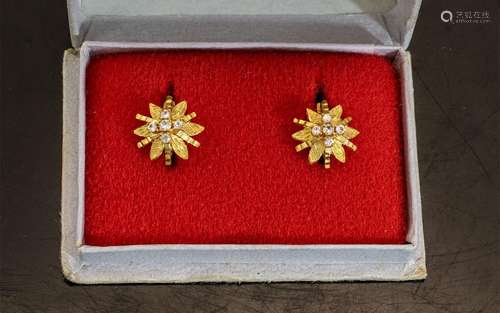 18ct Gold Starburst Diamond Earrings. Both Stamped. Size Is ...