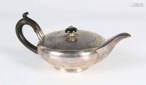 An Edwardian silver squat circular bachelor's teapot, Cheste...