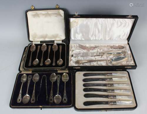 A set of six George V silver teaspoons, each with pierced sc...