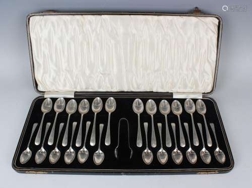 A set of twelve George V Old English pattern teaspoons and a...