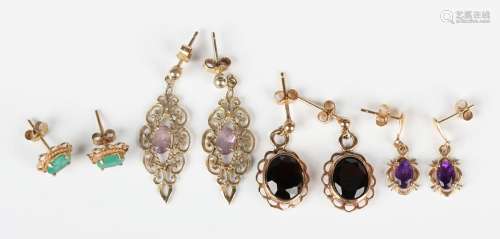A pair of 9ct gold and garnet single stone pendant earrings,...