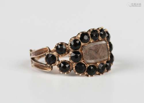 A George III gold and faceted black paste mourning ring, gla...