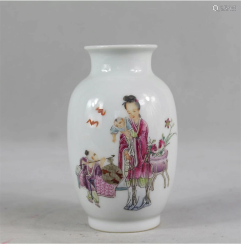 A Chinese Famille-Rose Glazed Porcelain Vase
