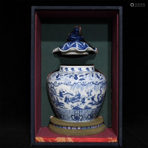 A Chinese Blue and White Glazed Porcelain Jar with Lid