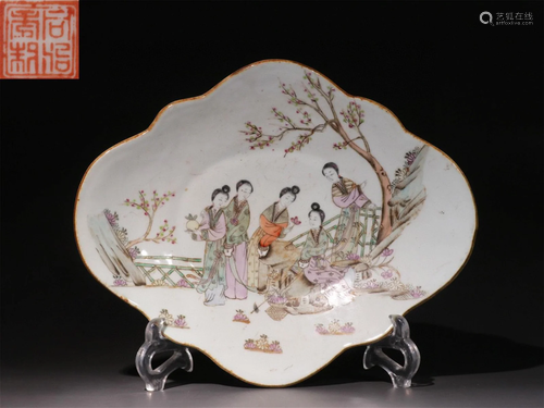 A Chinese Famille-Rose Glazed Porcelain Plate