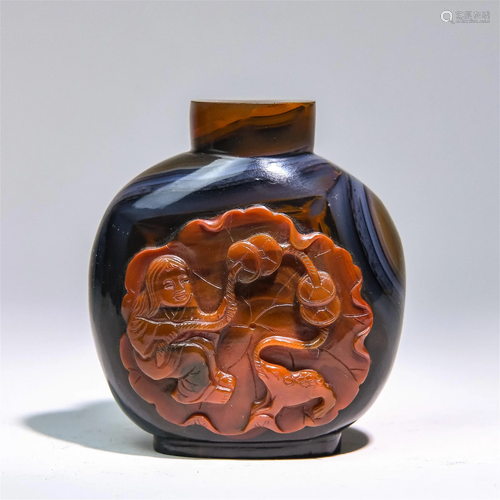 A Chinese Carved Agate Snuff Bottle