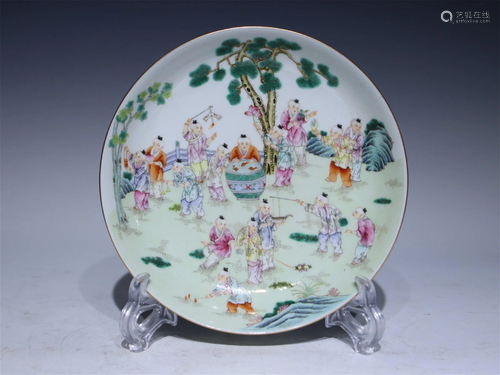 A Chinese Famille-Rose Glazed Porcelain Plate