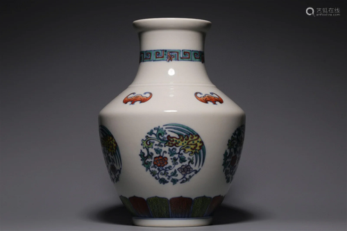 A Chinese Dou-Cai Glazed Porcelain Vase