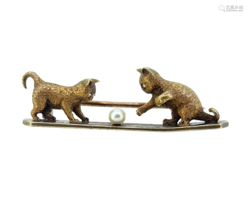 A brooch with kittens playing,
