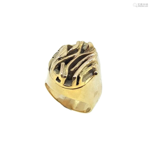 A late 20th century poison style hinged compartment ring,