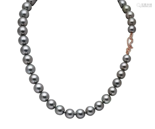 A south sea Tahitian pearl necklace,