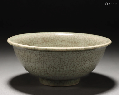 A Chinese Ge-ware Crackle Bowl