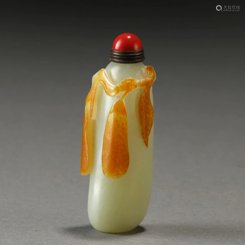 A Chinese Carved Jade Snuff Bottle