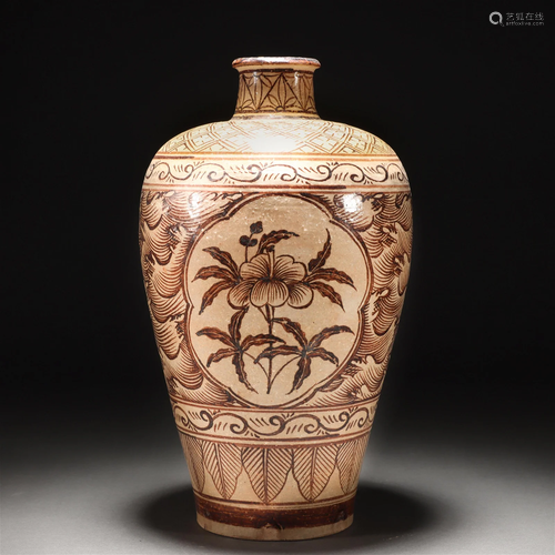 A Chinese Jizhou-ware Vase Meiping