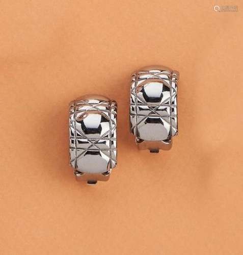 CHRISTIAN DIOR<br />
PAIRE DE CLIPS D'OREILLES en métal arge...