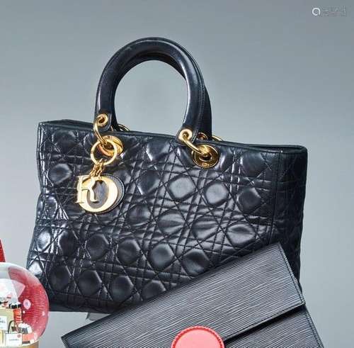 CHRISTIAN DIOR<br />
SAC LADY DIOR, en cuir noir matelassé, ...