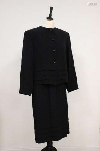 LANVIN<br />
TAILLEUR en viscose noir comprenant une VESTE D...