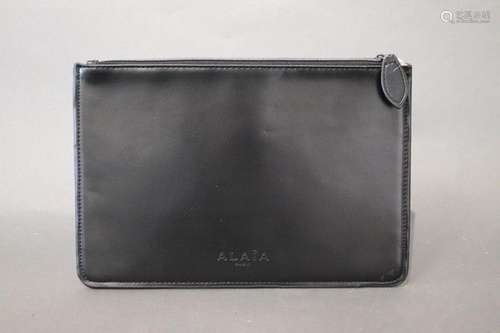 ALAIA<br />
POCHETTE rectangulaire en cuir noir intérieur be...